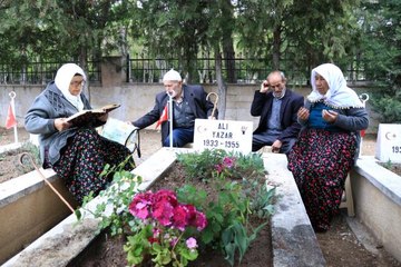 Babalarının kabrini 67 yıl sonra Konya Şehitliği'nde buldular