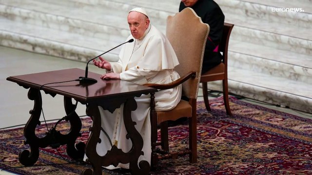 Francisco de cadeira de rodas e sob críticas da Rússia