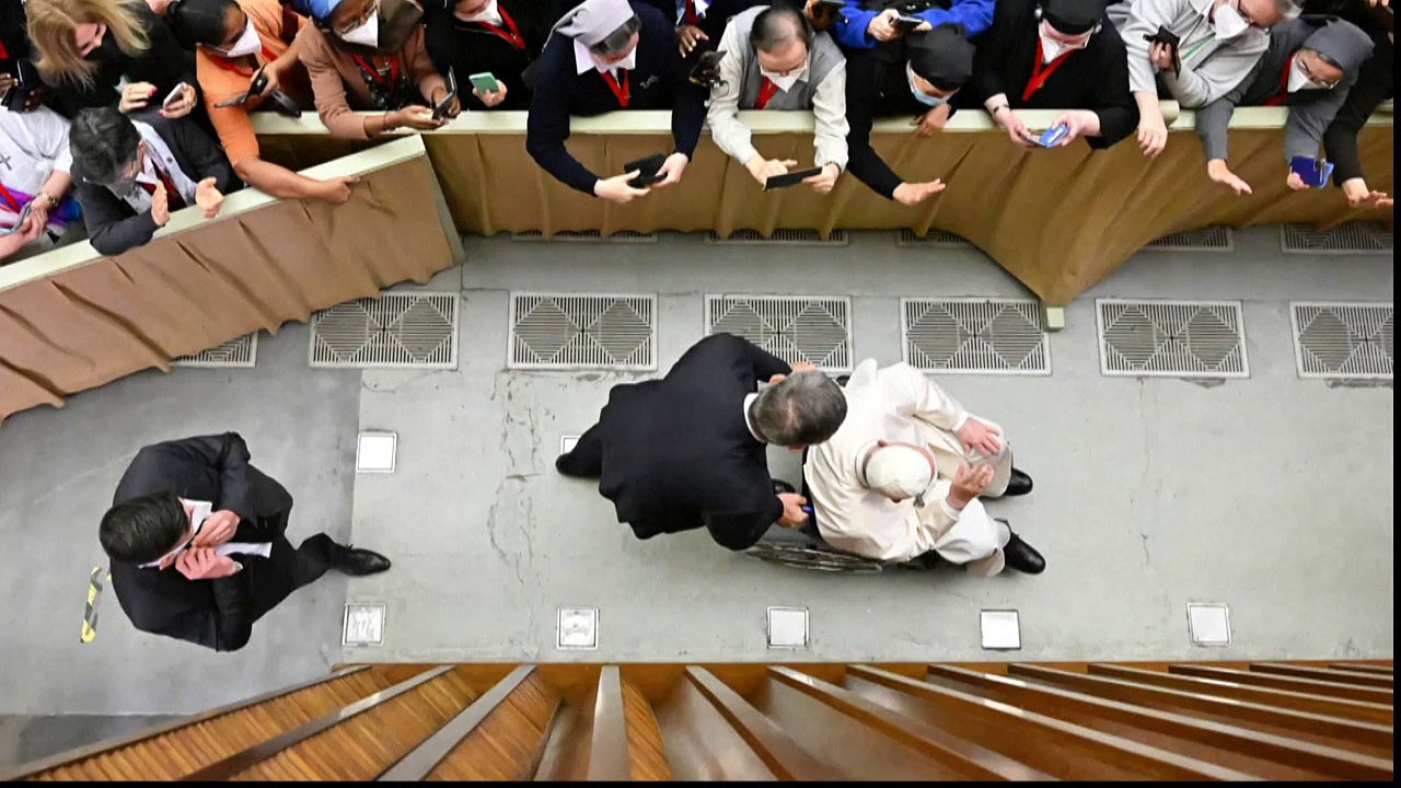 Papa aparece de cadeira de rodas