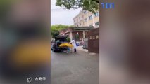 La vidéo d'un homme atteint du Covid emmené vivant dans un sac mortuaire à Shanghai fait le tour du web