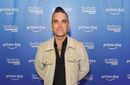 Robbie Williams considera a ideia de usar sutiã no palco para segurar seus seios masculinos