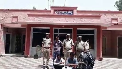 वह कर रही थी बात, अचानक छीन ले गए मोबाइल