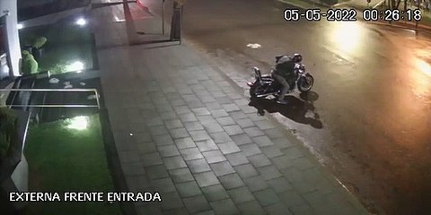 Ladrão atrapalhado cai de motocicleta durante furto no Centro