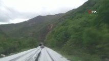 Dolu yağışı Tunceli-Erzincan kara yolunu beyaza bürürdü