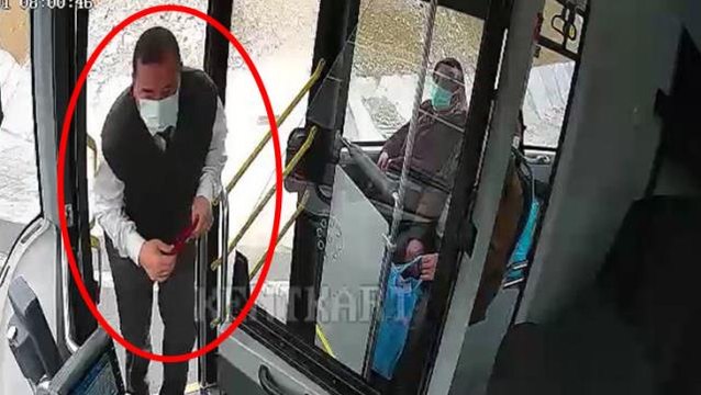Şoför otobüste aniden fren yapıp, aşağı indi! Türk bayrağının yerden kaldırıldığını anlayan yolcuların göğsü kabardı