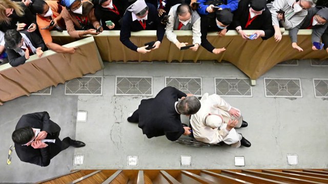 Papa Francisco aparece en silla de ruedas por su dolor de rodilla