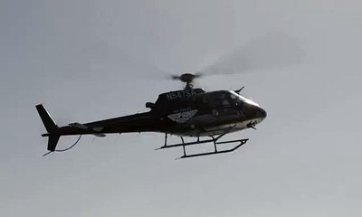 وصول توم كروز إلى العرض الأول لفيلم Top Gun 2 بطائرة هليكوبتر