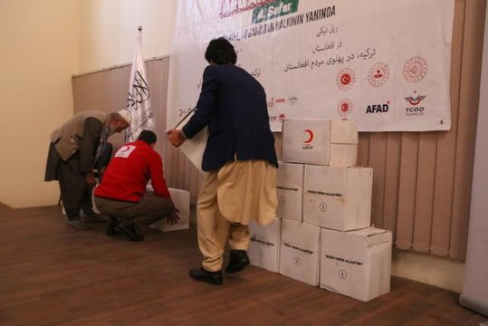Türk Kızılaydan Afgan yetimlere gıda yardımı