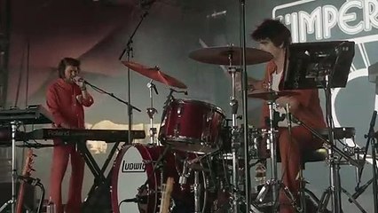 L'Impératrice interprète "Voodoo?" en live à Coachella