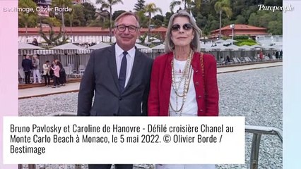 Carole Bouquet en chemisier déboutonné, Caroline de Monaco pimpante pour le défilé Chanel