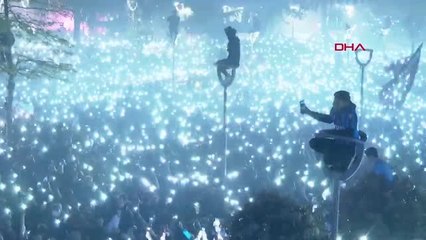 SPOR Şampiyonluğu aydınlatma direğinde kutlayan taraftar: Muazzam manzara vardı