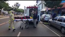 Mulher é atingida por carro ao sair de veículo estacionado na Avenida Brasil