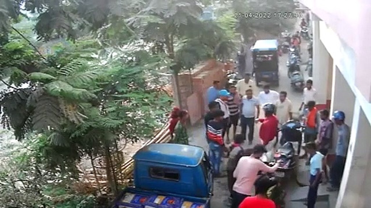 Elle tombe dans une bouche d’égouts à cause d'un mauvais timing ! Pas de chance
