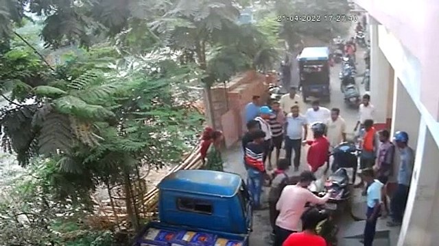 Elle tombe dans une bouche d’égouts à cause d'un mauvais timing ! Pas de chance