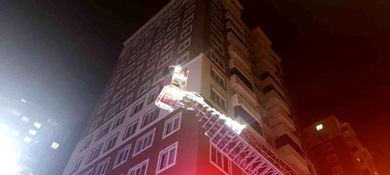 Son dakika haberleri! 14 katlı binada yangın paniği: Mahsur kalanlar itfaiye merdiveniyle kurtarıldı