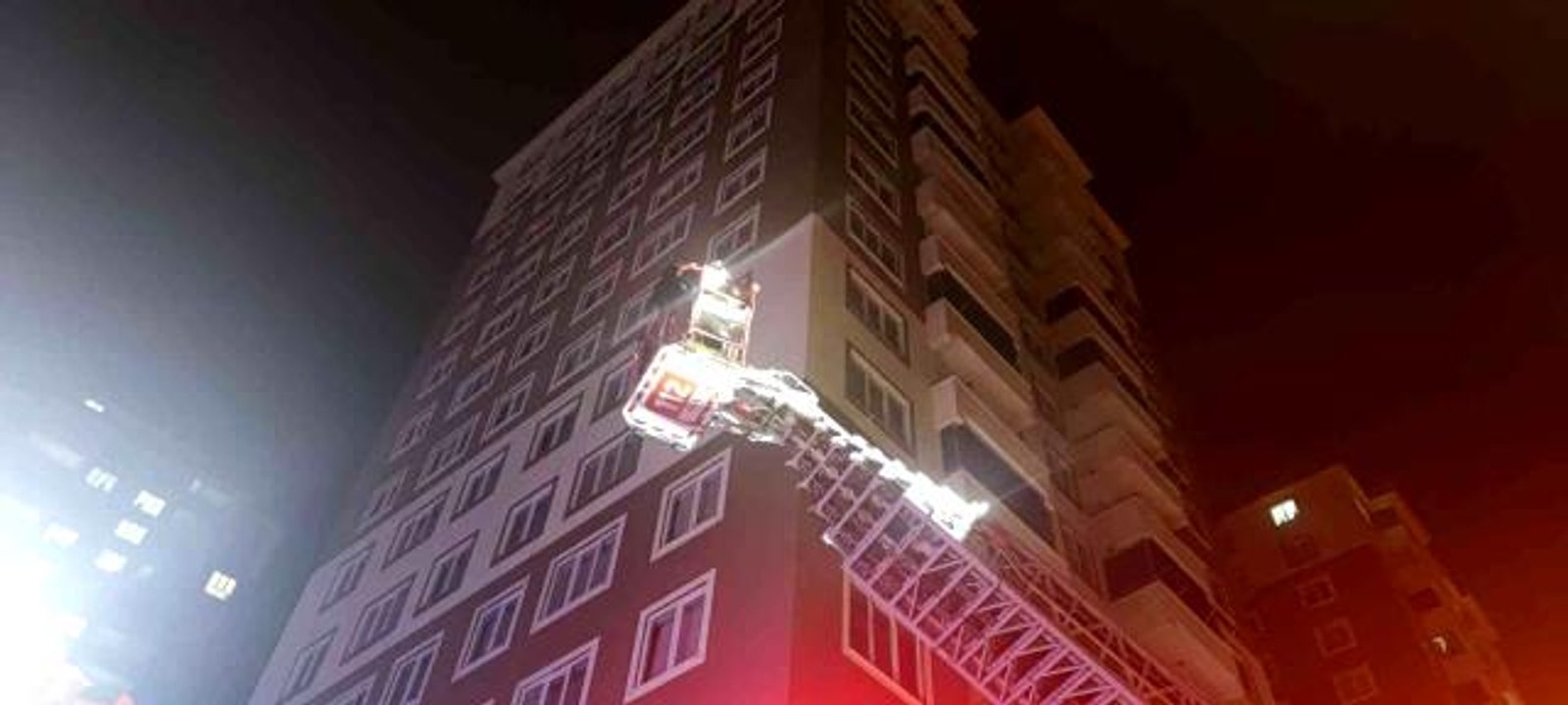 Son dakika haberleri! 14 katlı binada yangın paniği: Mahsur kalanlar itfaiye merdiveniyle kurtarıldı