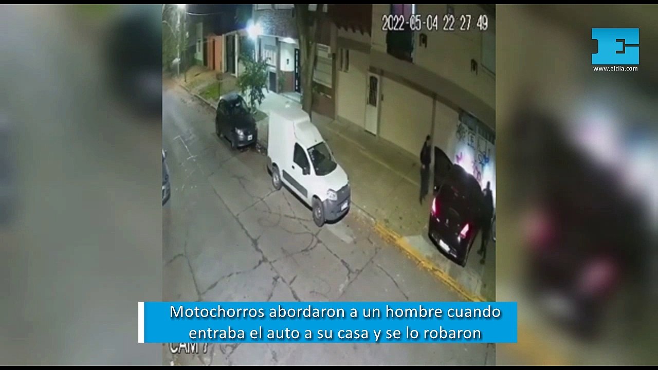 Motochorros lo abordaron y le robaron el auto cuando llegaba a su casa
