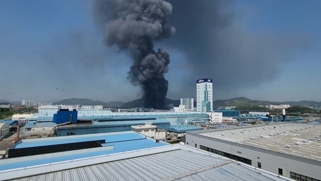 경북 구미 공장 화재...12시간 만에 큰 불길 잡혀 / YTN