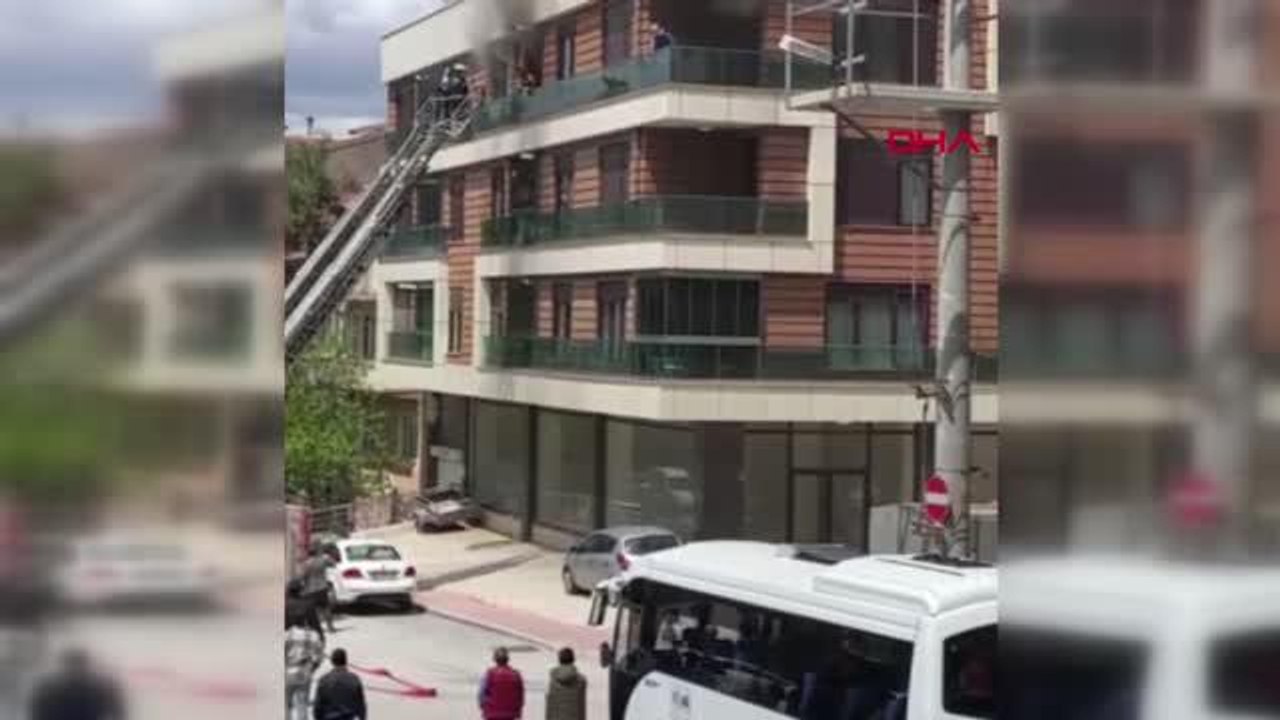 ALEVLERDEN BALKONA SIĞINAN AİLEYİ İTFAİYE KURTARDI
