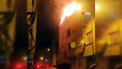 Bağcılar’da 4 katlı binanın çatısı alev alev yandı