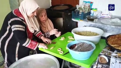 أقراص وكعك العيد.. مصدر دخل موسمي لأم قاسم البطاينة