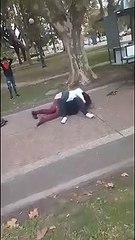 [VIDEO]: Dos chicas se pelearon al salir del colegio y una mujer las separó a los cachetazos