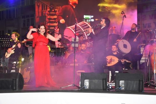 Yonca Lodi ve Serkan Çağrı Hıdırellez ve Dallık Şenlikleri nde konser verdi