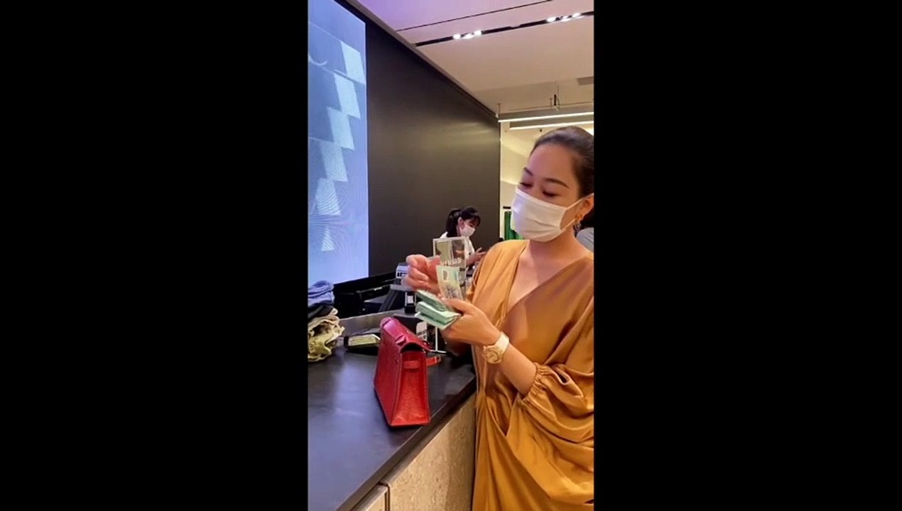 Clip: Cách hội nhà giàu chiều em: 15 phút shopping hết 25 triệu đồng, chốt đơn túi Hermes Birkin trong vài giây!