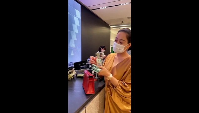 Clip: Cách hội nhà giàu chiều em: 15 phút shopping hết 25 triệu đồng, chốt đơn túi Hermes Birkin trong vài giây!