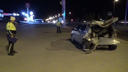 Kamyonun çarptığı otomobillerdeki 5 kişi yaralandı