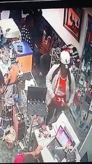 Vestidos de militar asaltan tienda y casa de cambio en Sabana Perdida