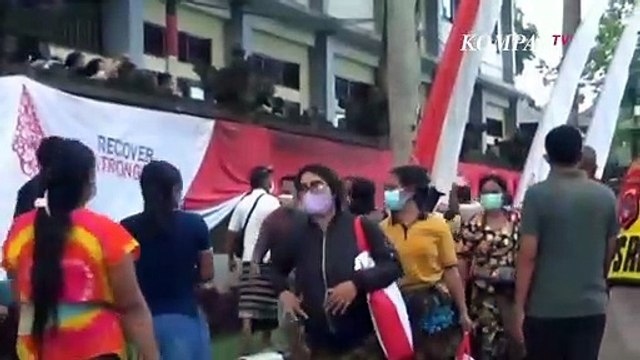 Momen Jokowi Bagi-bagi Sembako dan THR ke Warga di Gianyar, Bali