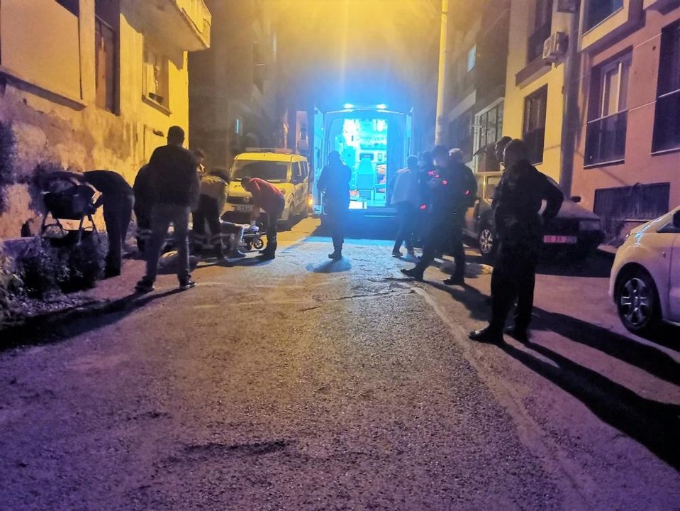 Kucağında bebeği bulunan anne, bir başka kadın tarafından defalarca bıçaklandı