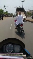 फॉर्मूला वन कार जैसा दौड़ा नगर निगम का ट्रैक्टर, जिसने देखा सहम गया