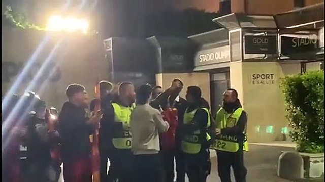 Tifosi della Roma pazzi di Abraham: per lasciare l'Olimpico ha bisogno della scorta degli steward
