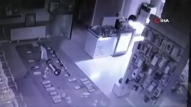 Başkentte cep telefonu dükkanında 30 bin TL'lik vurgun