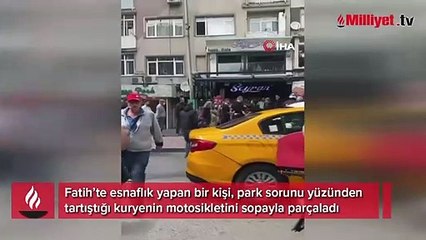 Tartıştığı kuryenin motosikletini sopayla parçaladı... O anlar kamerada