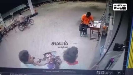 சில்லறை இல்லையா மூஞ்சில் பஞ்ச் விட்ட இளைஞர்; சிசிடிவி காட்சிகள்!