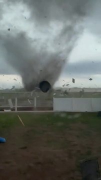 Il continue à filmer la tornade qui s'approche de sa maison à Andover