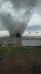 Il continue à filmer la tornade qui s'approche de sa maison à Andover