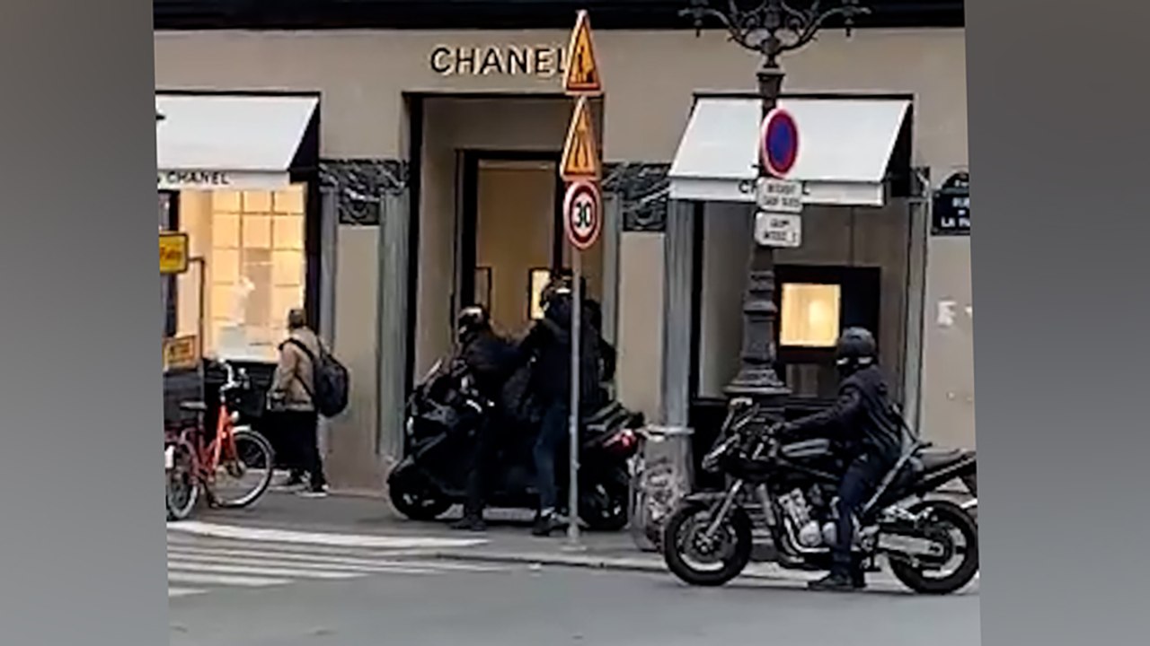 Ladrones armados con rifles de asalto atracan una tienda de Chanel en París