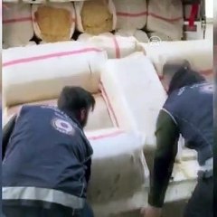 Saman balyalarının arkasından Afgan kaçaklar çıktı