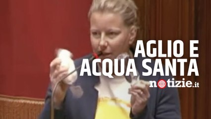 Dl covid, la No Vax Sara Cunial alla Camera: “Ho aglio, paletto e acqua santa, statemi lontani”