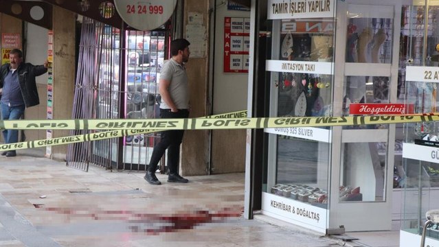 Bacağına saplanan bıçakla kaçıp canını kurtarmaya çalıştı