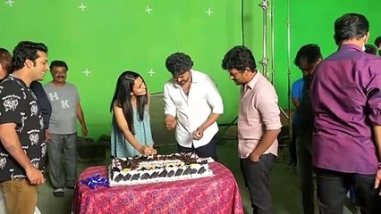 கேக் ஊட்டிய விஜய்... துள்ளி குதித்த அபர்ணா தாஸ்... என்ன கொண்டாட்டம்னு பாருங்க!