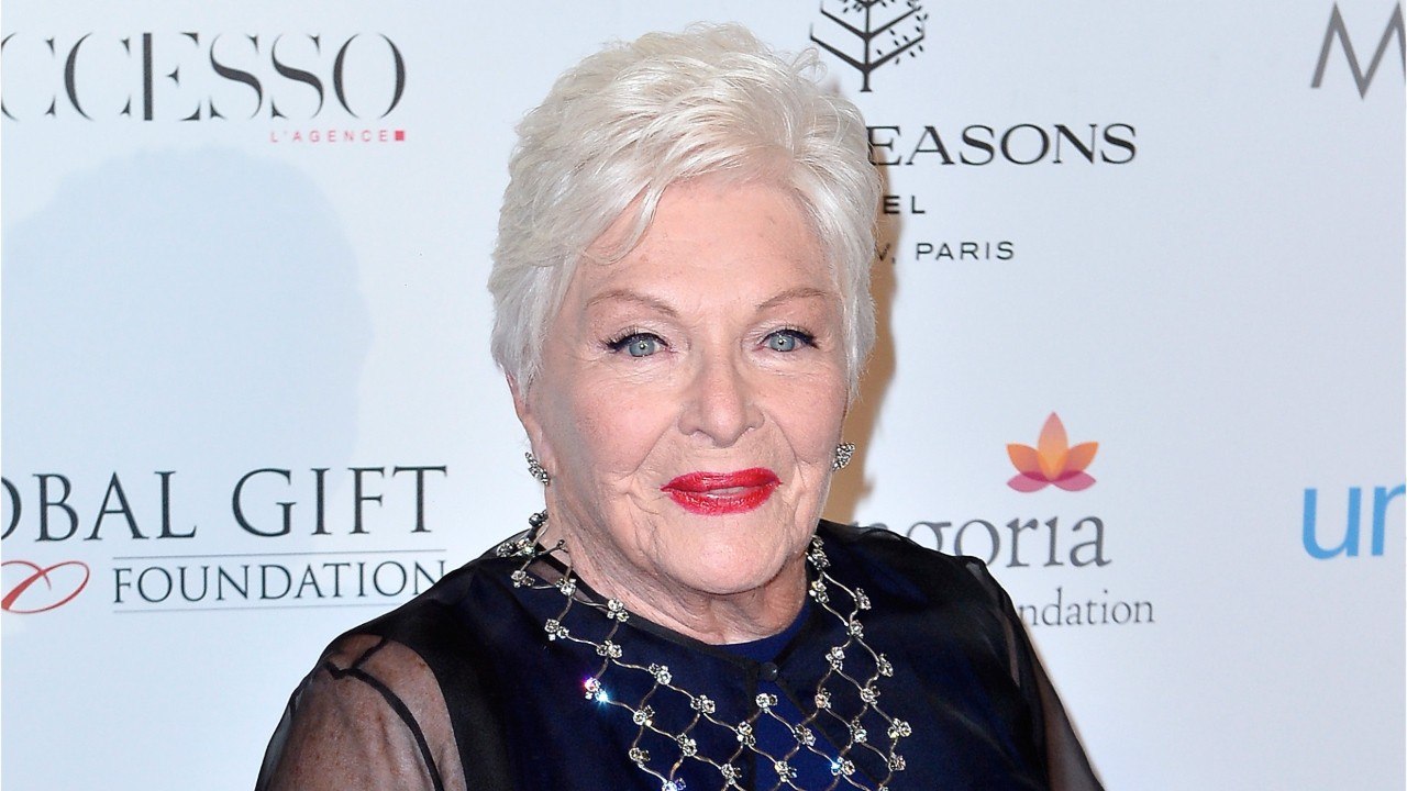 GALA VIDÉO - “Quels risques il a pris !” : Line Renaud raconte, ce détail qui aurait pu briser son couple avec Loulou Gasté