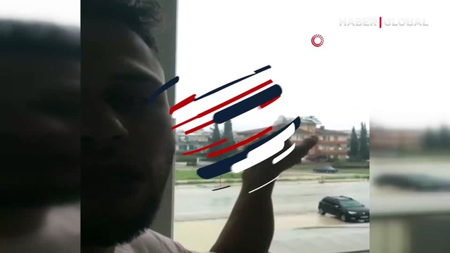 Yağmuru çeken genç neye uğradığını şaşırdı: Yıldırım düşme anı kamerada!