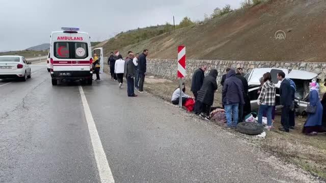 KAHRAMANMARAŞ - Devrilen otomobildeki 3 kişi yaralandı