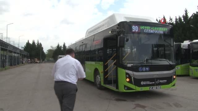 Otobüsü durdurup Türk bayrağını yerden alan şoför o anları anlattı
