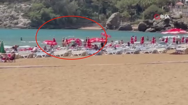 Savrulan şemsiye, tatilcilere korku dolu anlar yaşattı